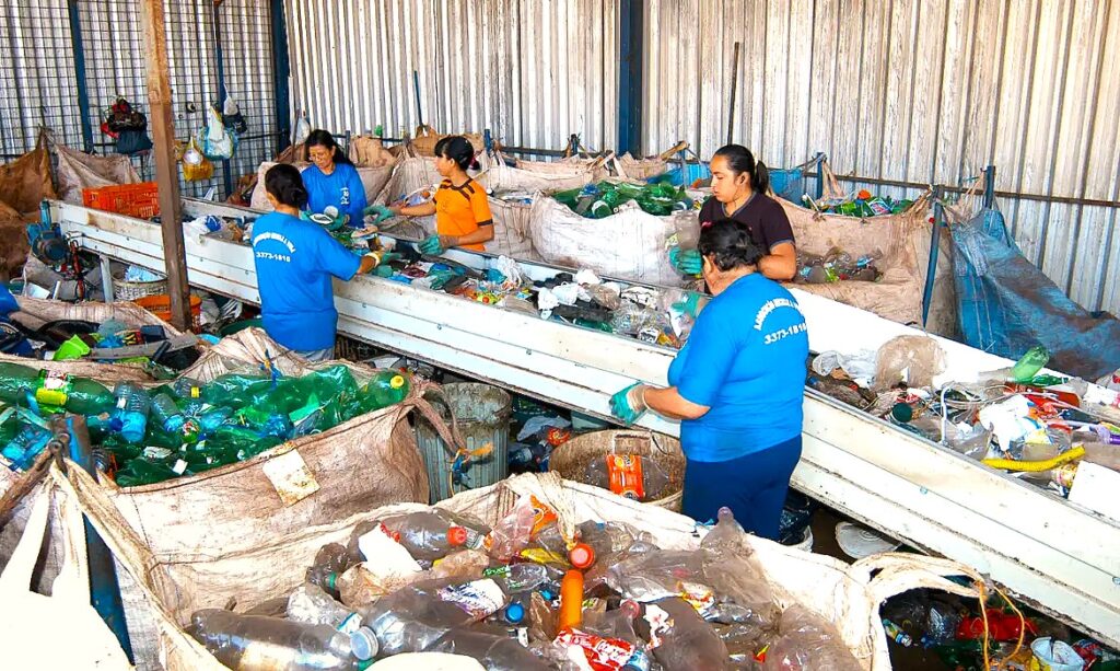 A reciclagem é uma solução sustentável porque fecha o ciclo dos materiais, reduz danos ambientais, valoriza as pessoas que atuam na cadeia e cria um modelo econômico mais equilibrado e inclusivo. Quando toda a sociedade participa — governos, empresas e cidadãos — os benefícios se multiplicam, e a natureza agradece.